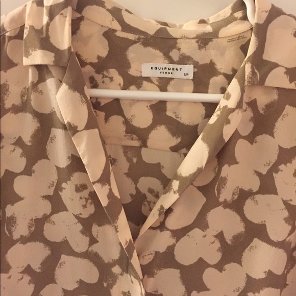 Equipment silk top sz S tan with pink hearts - Picture 4 of 6